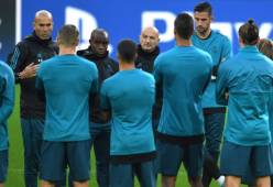Real Madrid´s head coach French Zinedine Zidane (L) attends a training session ahead of their UEFA Champions League Group H match against Borussia Dortmund at the Dortmund arena on September 25, 2017 in Dortmund, Germany. / AFP PHOTO / PATRIK STOLLARZ
