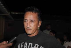 Familiares y amigos llegan a Hospital donde murió Enrique Reneau. Entre los que se han acercado está Jorge Pineda, actual entrenador del Victoria, club con el que un gol del orgullo de Jutiapa, levantó su único título en 1995. Jorge Pineda lloró.