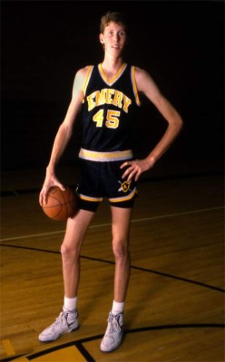 Conoce a los jugadores más altos en la historia de la NBA