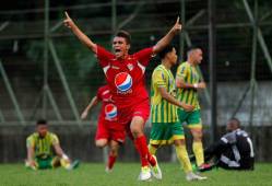 Walter Chávez celebrando el gol del triunfo para Villanueva.