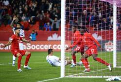 Jugadores de Canadá celebran segundos antes de marcar ante Estados Unidos. Foto: AFP