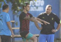 Diez captó la forma en cómo Real España trata de recuperar cuanto antes de Luciano Ursino. Ya realiza movimiento con su brazo y hasta levantando algunos objetos. El lunes podría comenzar a correr.