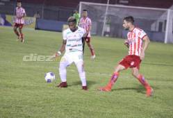 Víctor Arauz controla el esférico ante la marca de Cristian Alessandrini en el duelo entre Vida y Platense. Foto. Samuel Zelaya.