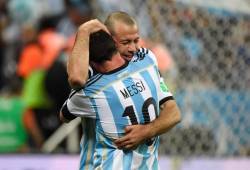 Al final del juego Mascherano se fundió en un abrazo con Lionel Messi. Foto AFP