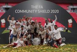 Futbolistas del Arsenal celebran su título obtenido ante Liverpool en la Community Shield 2020.