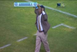 El hondureño Ramón Maradiaga festejó con gran júbilo el tanto que le anotó El Salvador a Honduras.