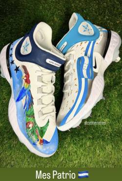 Las zapatillas que Dubón utilizó en 2023 respecto al mes patrio centroamericano.