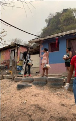 Rubilio Castillo y su esposa reparten alimentos en Tegucigalpa durante la cuarentena