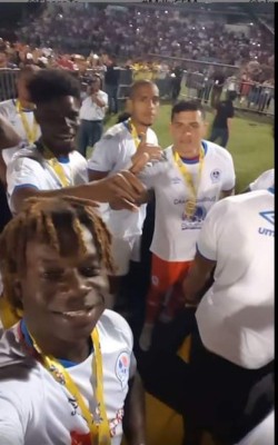 La Taflo, el comediante hondureño que confundieron con jugador de Olimpia ¡Hasta medalla recibió!