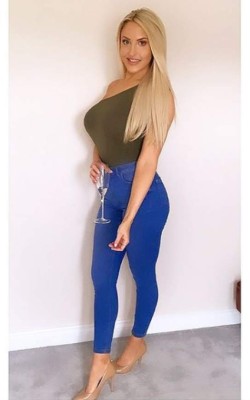 La sexy reportera del Leeds United denuncia que le mandan fotos íntimas en Twitter