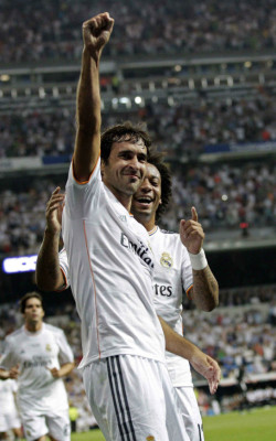 El Bernabéu rinde homenaje a una leyenda; Raúl González