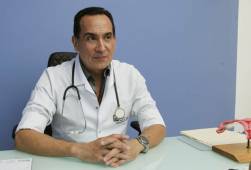 El doctor Roberto Villela, quiere correr 84.4 kilómetros en la maratón del Atlántico.