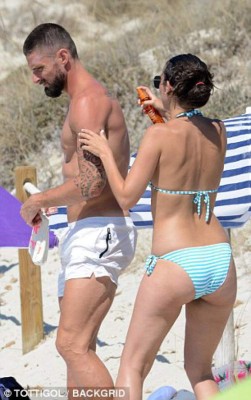Fotos: Giroud es cazado con su linda novia de vacaciones en España