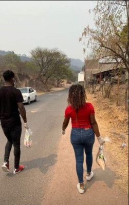 Rubilio Castillo y su esposa reparten alimentos en Tegucigalpa durante la cuarentena