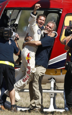 imágenes del histórico salto en caída libre Felix Baumgartner.