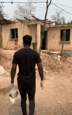 Rubilio Castillo y su esposa reparten alimentos en Tegucigalpa durante la cuarentena