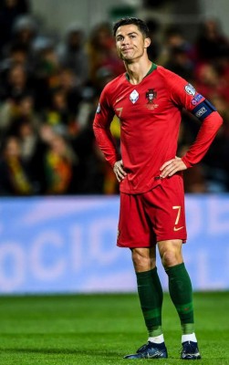 Un caballero: El gesto de Cristiano Ronaldo con dos aficionado tras marcar un hattrick