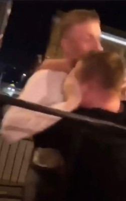 ¡Escándalo! Portero inglés involucrado en pelea callejera por defender a su novia