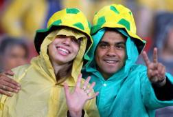 Aficionados brasileños animan a su equipo antes del inicio de un partido amistoso contra Honduras en la preparación para la próxima Copa América Chile 2015, en el estadio Beira-Rio en Porto Alegre, Brasil,.Foto AFP.