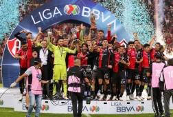 Futbolistas de Atlas levantando el título de campeón de la Liga MX.
