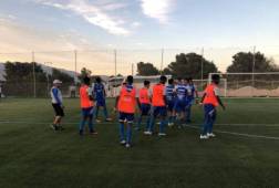 Carlos Tábora dirige el entrenamiento de la Selección Sub-20 de cerca en Alicante.
