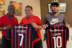 Dolmo Flores y Carlos Discua posando con la camiseta de la Liga Alajuelense.