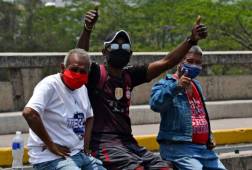 ¿Quién puede circular hoy en el país, según las nuevas medidas de las autoridades? FOTO: AFP.