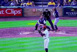 Mauricio Dubón está esperando en el banquillo la oportunidad de su vida, mientras los Milwaukee Brewers caen en la baja de la quinta entrada con los Pittsburgh Pirates.