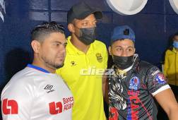 Luis “Buba” López, portero del Real España, fue solicitado por aficionados de Olimpia tras la ida de la final para las ‘selfies’. Foto Jeffry Ayala