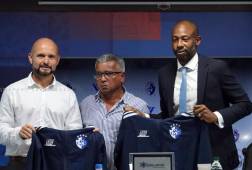 Paulo Wanchope siendo presentado por el Cartaginés de Costa Rica.