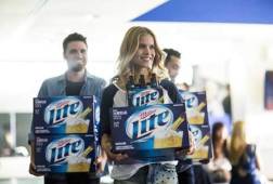 Solamente el sabor de la auténtica Miller Lite americana puede hacer que tus experiencias se disfruten al máximo con la compañía de tus amigos.