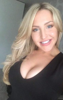 Bienvenida a la Premier League: La deslumbrante rubia que es presentadora de TV del Leeds United