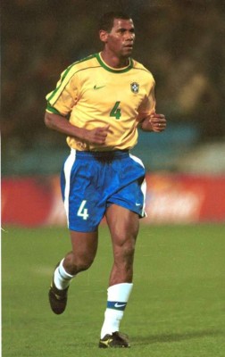 Cafú elige el 11 histórico de Brasil sin Neymar ni Ronaldinho