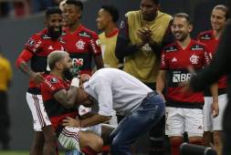 Brazil's Flamengo Gabriel Barbosa (R) celebrates with his coach Renato Gaucho after scoring against Paraguay's Olimpia during their Copa Libertadores quarter-finals second leg football match at the Mane Garrincha Stadium in Brasilia, on August 18, 2021. (Photo by ADRIANO MACHADO / POOL / AFP)