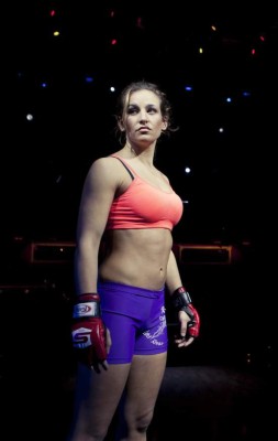Filtran nuevas fotos íntimas de ex campeona de la UFC