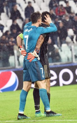 NO SE VIO: Buffon se rindió a Cristiano Ronaldo y así lo apapachó al final