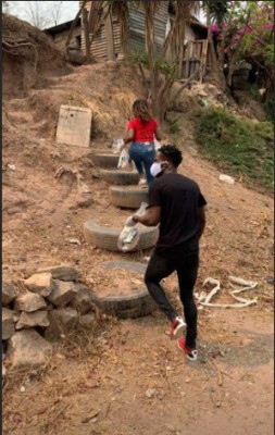 Rubilio Castillo y su esposa reparten alimentos en Tegucigalpa durante la cuarentena