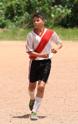Los niños que son figuras en las polvorientas canchas de Tegucigalpa