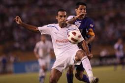 Encuentro del 2011 en el estadio Olímpico, Fabio de Souza en la disputa del balón con Jairo Arrieta.