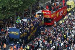 El Barcelona festejó su 24a Liga con una rúa por las calles de la capital catalana, que concentró a miles de aficionados . foto AFP