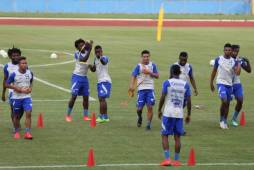 Darixon Vuelto entrena junto al grupo de seleccionados en el estadio Olímpico de San Pedro Sula.