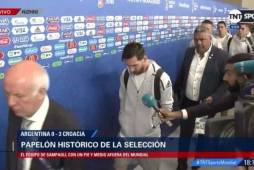 Muy cabizbajo, así salió del Messi del estadio luego de la derrota.