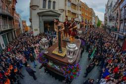 Los desfiles procesionales de Badajoz, con una tradición centenaria, exhiben monumentos y obras de arte que desfilan por las hermosas calles y plazas del barrio antiguo.
