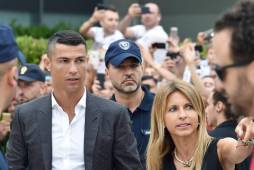 Cristiano Ronaldo llegó a Turín rodeado de cientos de fanáticos de la Juventus.