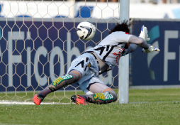Olimpia le pasa por encima al Real España y sigue más líder