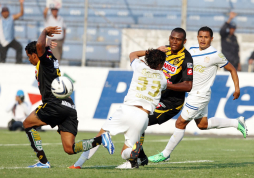 Olimpia le pasa por encima al Real España y sigue más líder