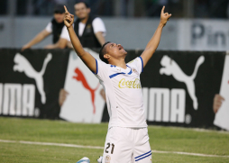 Olimpia le pasa por encima al Real España y sigue más líder