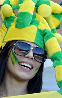 Aficionados disfrutan el Mundial a ritmo de samba.