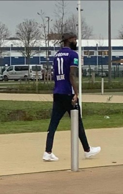 Su equipo no lo quiere vender, se va al entreno con la camisa del rival y todo acaba en pelea