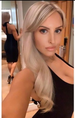 La sexy reportera del Leeds United denuncia que le mandan fotos íntimas en Twitter